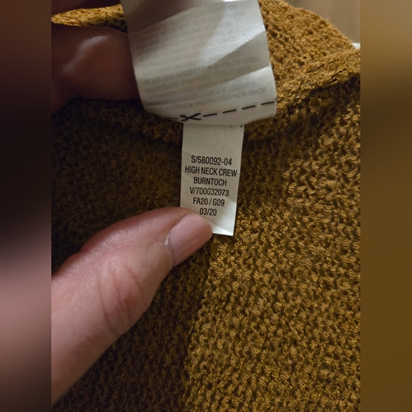 Old Navy. Tan/ Gold knit crew neck top. Size Medium. Loose and comfy. - Picture 6 of 8